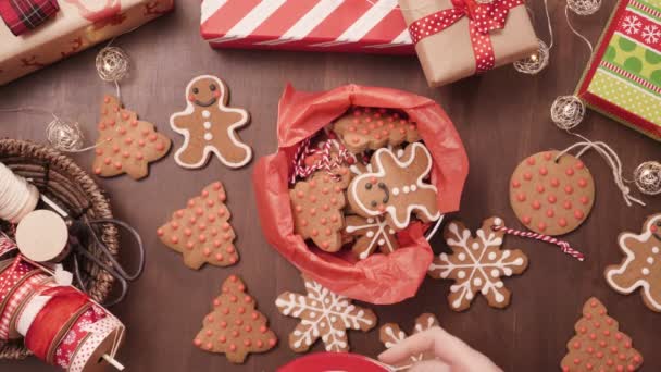 Geleneksel Yapımı Gingerbread Çerezleri Yiyecek Hediye Olarak Ambalaj — Stok video
