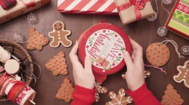 Geleneksel ev yapımı gingerbread çerezleri yiyecek hediye olarak ambalaj