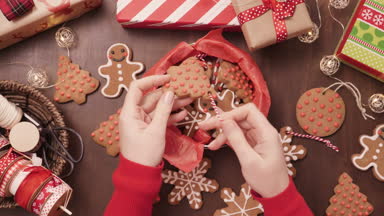 Geleneksel ev yapımı gingerbread çerezleri yiyecek hediye olarak ambalaj
