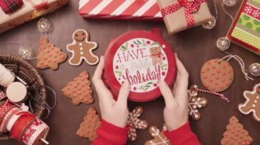 Geleneksel ev yapımı gingerbread çerezleri yiyecek hediye olarak ambalaj