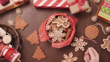 Geleneksel ev yapımı gingerbread çerezleri yiyecek hediye olarak ambalaj