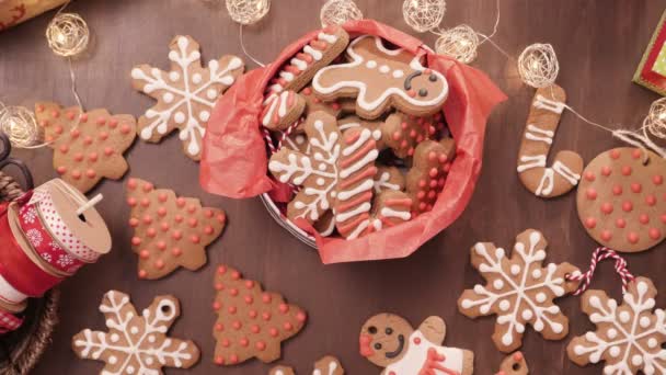 食糧ギフトとして伝統的なホーム作ったジンジャーブレッド クッキーの包装 — ストック動画