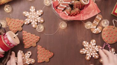 Geleneksel ev yapımı gingerbread çerezleri yiyecek hediye olarak ambalaj