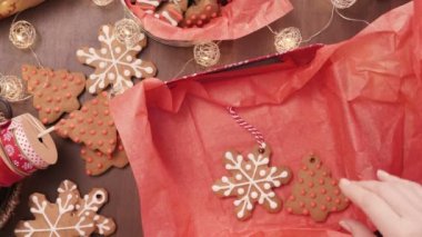 Geleneksel ev yapımı gingerbread çerezleri yiyecek hediye olarak ambalaj