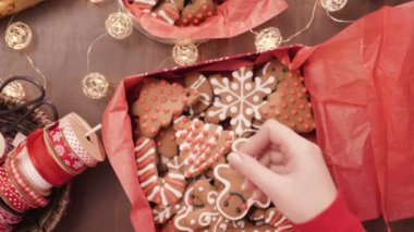 Geleneksel ev yapımı gingerbread çerezleri yiyecek hediye olarak ambalaj