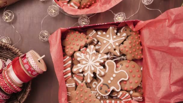 Geleneksel Yapımı Gingerbread Çerezleri Yiyecek Hediye Olarak Ambalaj — Stok video