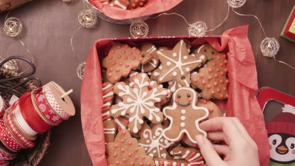 食糧ギフトとして伝統的なホーム作ったジンジャーブレッド クッキーの包装 — ストック動画