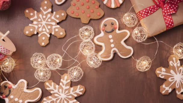 Geleneksel Yapımı Gingerbread Çerezleri Yiyecek Hediye Olarak Ambalaj — Stok video