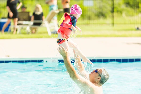 Pai Filha Nadando Piscina Exterior — Fotografia de Stock