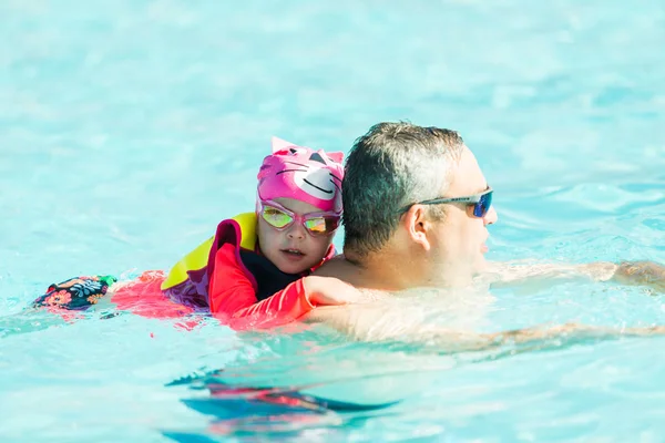 Father Daughter Swimming Outdoor Pool — Stock Photo, Image