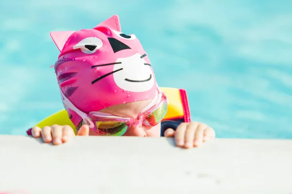 Petite Fille Gilet Bain Tasse Natation Dans Piscine Extérieure — Photo