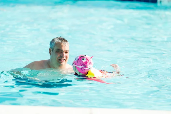 Father Daughter Swimming Outdoor Pool — Stock Photo, Image