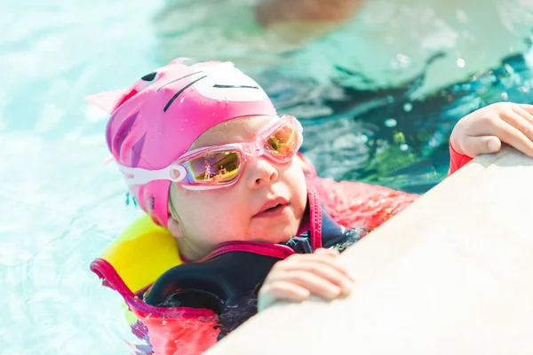 Little Girl Swim Vest Swim Cup Swimming Outdoor Pool — Stock Photo, Image