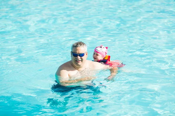 Vader Dochter Zwemmen Het Buitenzwembad — Stockfoto