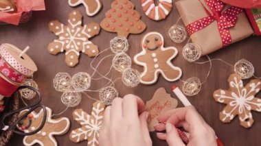 Geleneksel ev yapımı gingerbread çerezleri yiyecek hediye olarak ambalaj