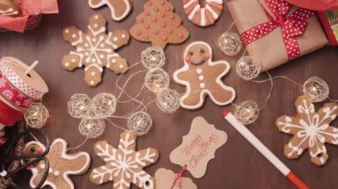 Geleneksel ev yapımı gingerbread çerezleri yiyecek hediye olarak ambalaj