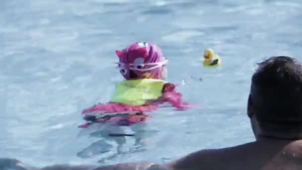 Отец Дочь Плавают Открытом Бассейне — стоковое видео