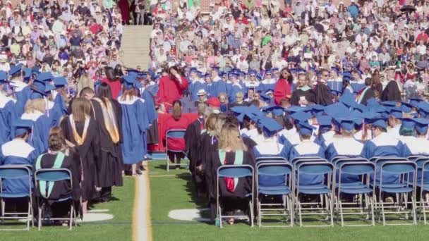 デンバー コロラド州 アメリカ合衆国 24日 2018 卒業式のチェリー クリーク高等学校 — ストック動画