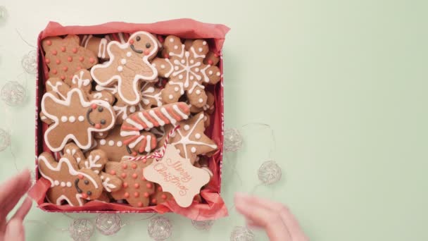 传统家庭做姜饼饼干作为食物礼物 — 图库视频影像