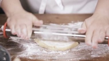 Adım adım. Pişirme tatil sezonu. Noel için şekerli Kurabiye Pişirme