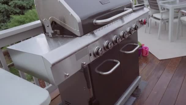 Μαγείρεμα Στη Σχάρα Αερίου Υπαίθρια Έξι Καυστήρα Στη Βροχή — Αρχείο Βίντεο