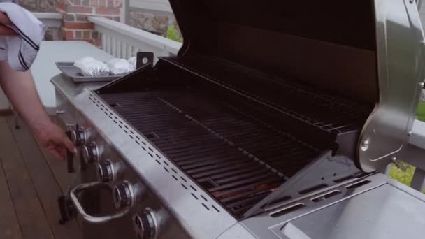 Cocinar Bratwurst Parrilla Gas Aire Libre — Vídeos de Stock