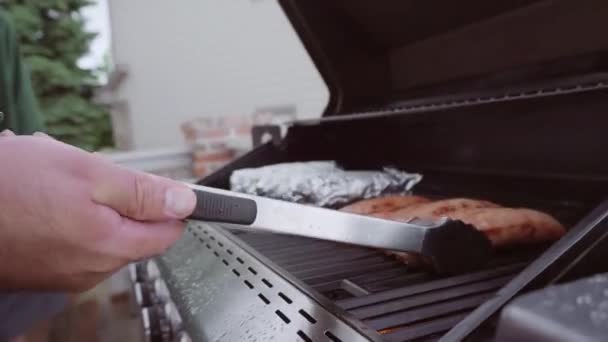 Hot dogs en braadworst — Stockvideo