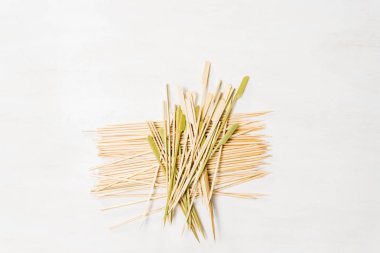 Beyaz wppd arka plan üzerinde ahşap şişleri.