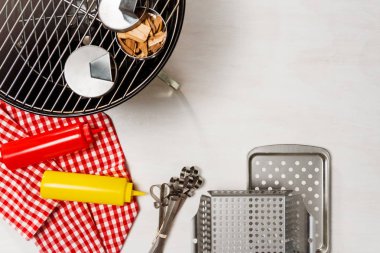 Yaz barbekü partisi için Barbekü araçları.