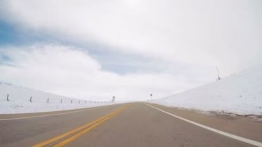 Bahar kar fırtınası'ndan sonra sevk üstünde banliyö yol.