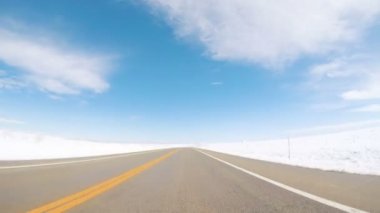 Zaman atlamalı. Bahar kar fırtınası'ndan sonra sevk üstünde banliyö yol.