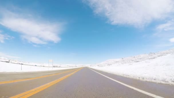 春の雪の嵐の後郊外の道路で運転 — ストック動画