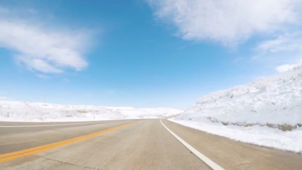 春季暴风雪后在郊区公路上开车 — 图库视频影像