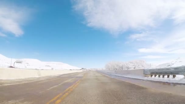 Conducir Carretera Suburbana Después Tormenta Nieve Primavera — Vídeos de Stock