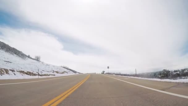 Nach Frühlingshaftem Schneesturm Auf Vorstadtstraße Unterwegs — Stockvideo