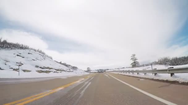 春の雪の嵐の後郊外の道路で運転 — ストック動画