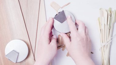 Hickory ve sedir ahşap Izgara plakalar ve ahşap şişleri.