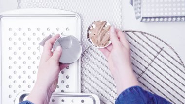 Barbekü çeşitli ızgara beyaz boyalı ahşap zemin üzerinde tepsiler.