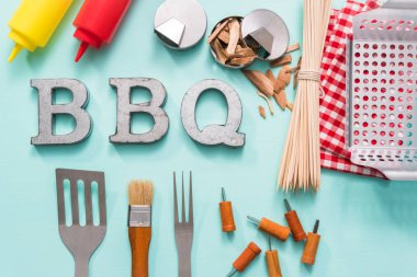 Araçlar mavi arka plan üzerinde ızgara ile barbekü işareti metal.