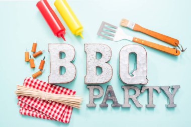 Araçlar mavi arka plan üzerinde ızgara ile metal Barbekü partisi işareti.