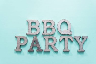 Metal Barbekü partisi işareti mavi zemin üzerine.
