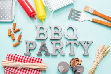 Araçlar mavi arka plan üzerinde ızgara ile metal Barbekü partisi işareti.