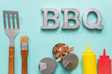 Araçlar mavi arka plan üzerinde ızgara ile barbekü işareti metal.