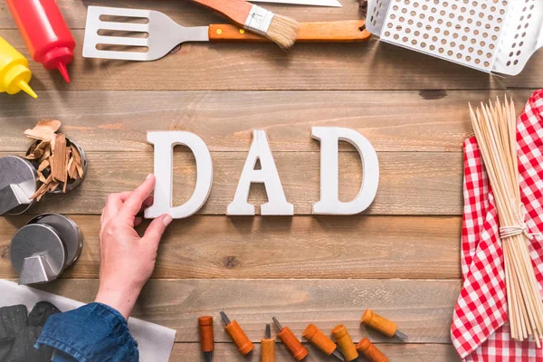 Papa Schild Zum Vatertag Mit Grillgeräten Auf Holz Hintergrund — Stockfoto