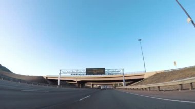 Denver, Colorado, ABD-18 Mart, 2018-zaman sukut. POV-Interstate highway I70 dağlarda sürüş.