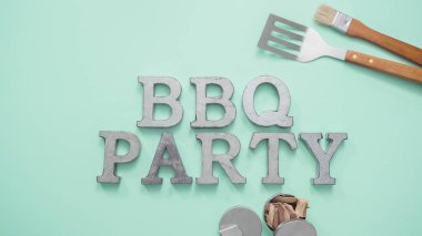 Araçlar mavi arka plan üzerinde ızgara ile metal Barbekü partisi işareti.