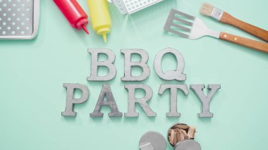 Araçlar mavi arka plan üzerinde ızgara ile metal Barbekü partisi işareti.