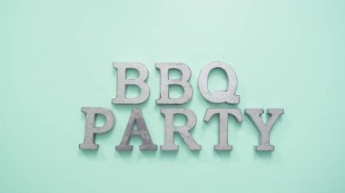 Metal Barbekü partisi işareti mavi zemin üzerine.
