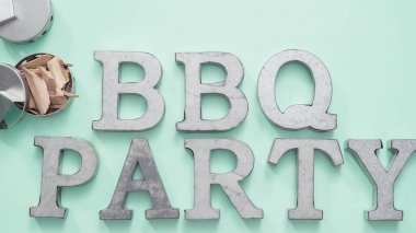 Araçlar mavi arka plan üzerinde ızgara ile metal Barbekü partisi işareti.