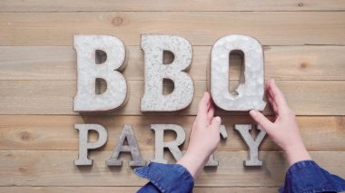 Araçlar ahşap arka plan üzerinde ızgara ile metal Barbekü partisi işareti.